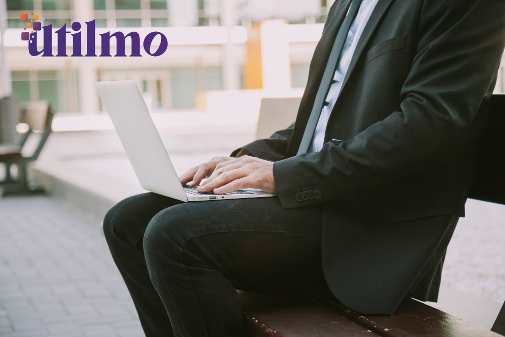 agent using CRM platform for real estate