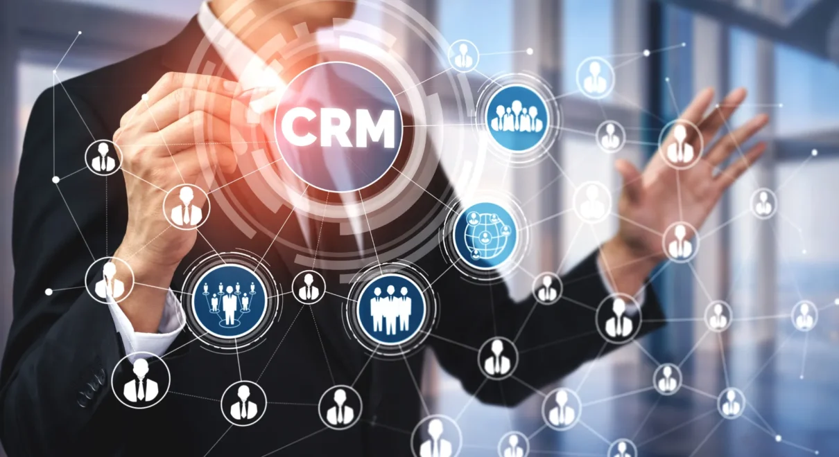 Agent immobilier sélectionnant une plateforme CRM avec des icônes représentant un réseau de clients connectés.