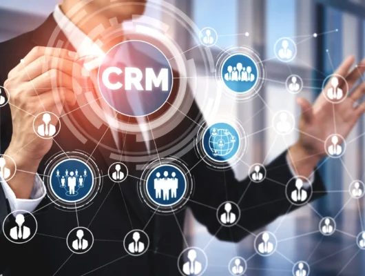 Agent immobilier sélectionnant une plateforme CRM avec des icônes représentant un réseau de clients connectés.
